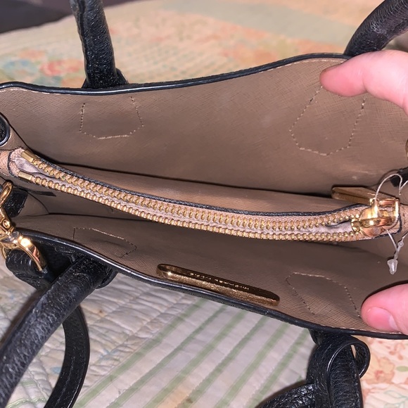 Micheal kors crossbody with lock - Picture 2 of 4